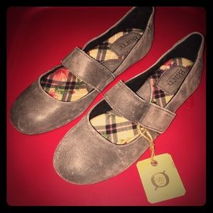 NWT Dark Gray/Taupe Mary Jane shoes Size 8